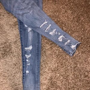 Women’s American Eagle distressed jeans